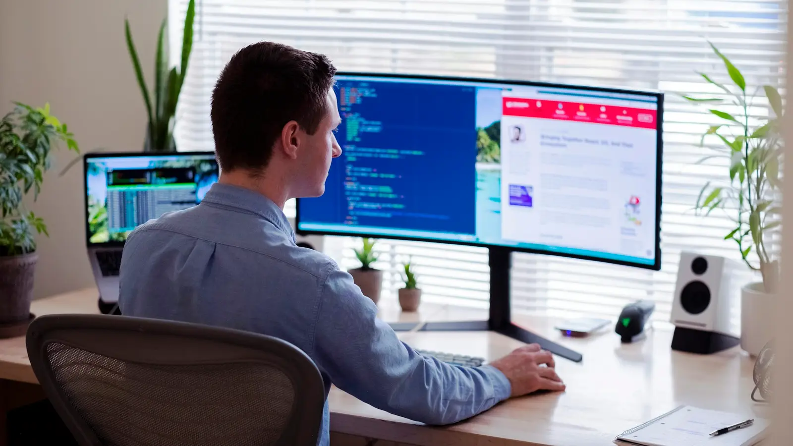Hombre trabajando frente a varios monitores en una oficina