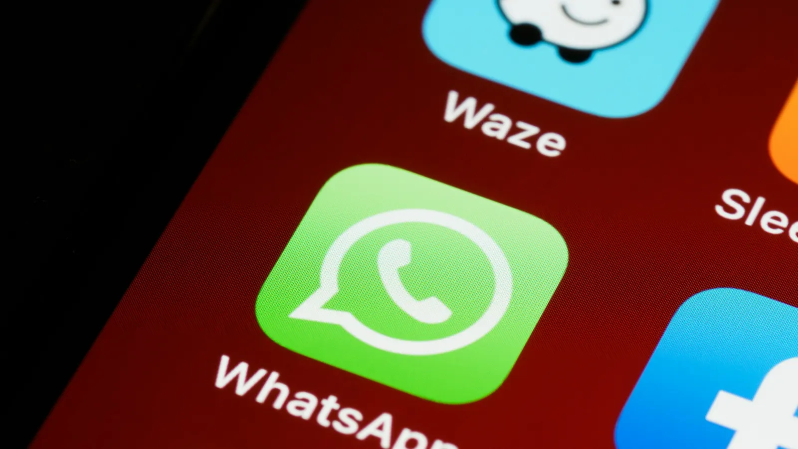 Íconos de WhatsApp y Facebook en la pantalla de un celular