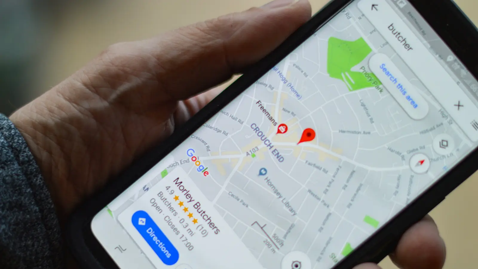 Celular con Google Maps mostrando negocios cercanos