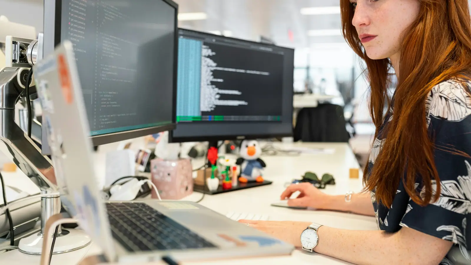 Desarrolladora de software trabajando frente a la computadora