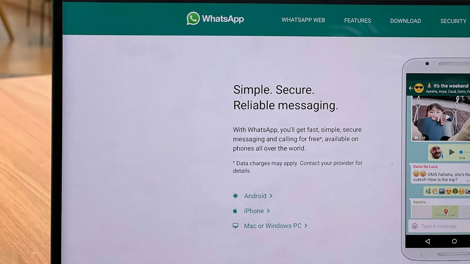 Sitio web de WhatsApp en la pantalla de una computadora
